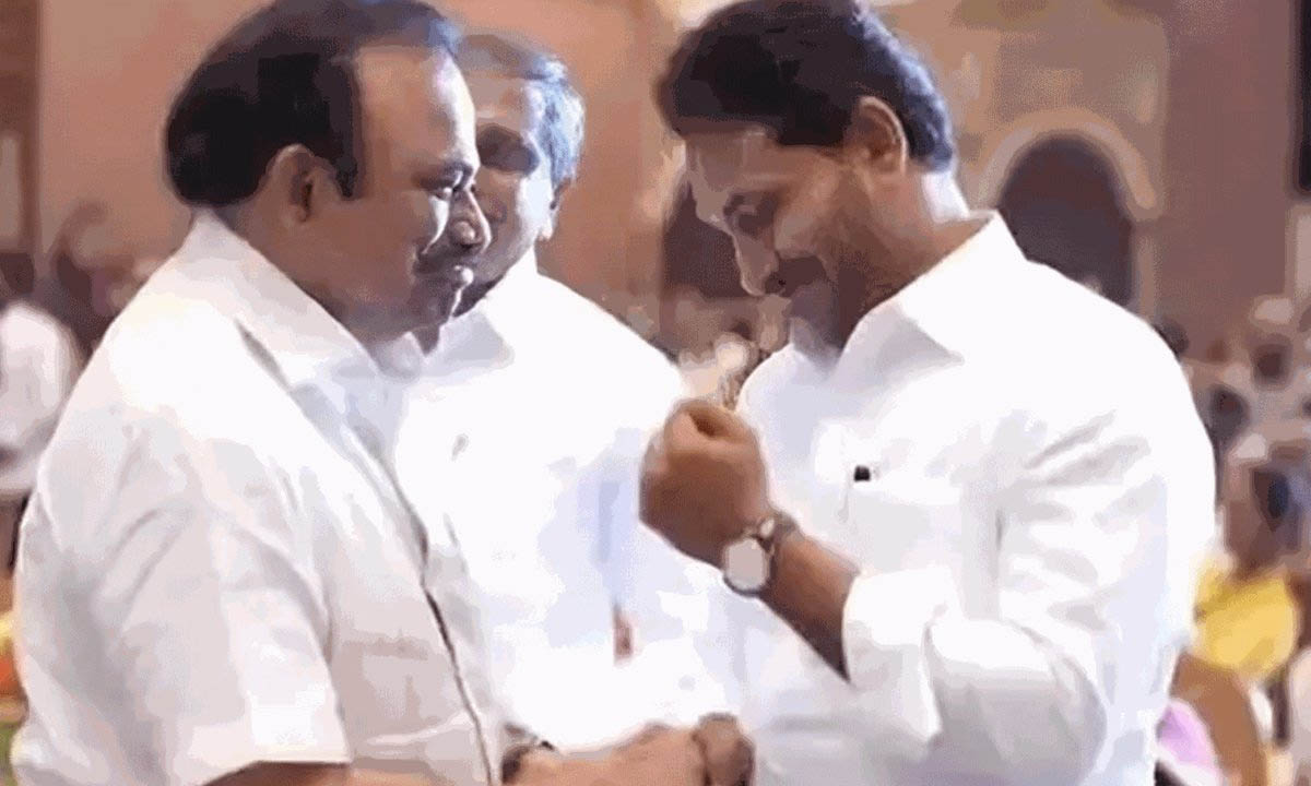 YCP Vs TDP: ఏపీలో తెలుగు తమ్ముళ్లు వర్సెస్ వైసీపీ బ్రదర్స్ సోషల్ మీడియా వార్..